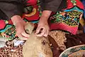 Descascarillado de las nueces de argán.