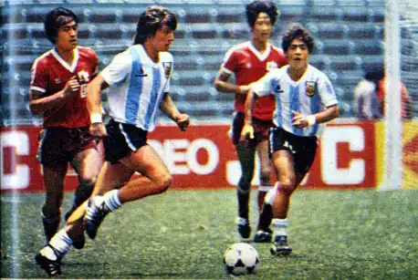 Roberto Zárate enfrentando a China en la Copa Mundial de Fútbol Juvenil de 1983