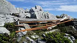 Rieles y durmientes que fueron usados por los soldados argentinos en monte Longdon.