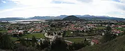 Argoños visto desde el norte, con las marismas de Santoña a la izquierda.