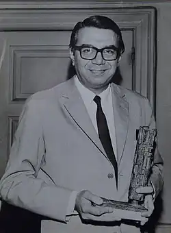 Ariel Ramírez posa con el premio en sus manos.