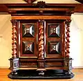 Armario de principios del siglo XVII de la cartuja de Villeneuve-lès-Avignon, en la actualidad en el Musée Pierre-de-Luxembourg en Villeneuve-lès-Avignon.