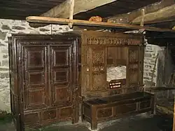 Armario del siglo XVIII, cama cerrada y banco de la casa Cornec en Saint-Rivoal en Finistère