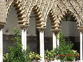 Arcos polilobulados en el Patio de las Doncellas de estilo mudéjar en el Alcázar de Sevilla (España, s siglo XIV)