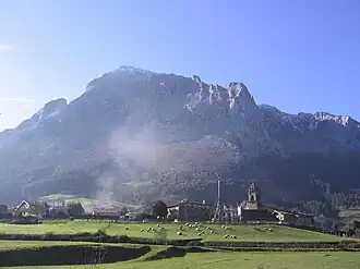 Barrio de Arrazola, con el Anboto detrás