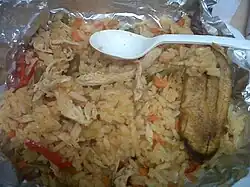 Arroz con pollo como se prepara en la Costa Caribe de Colombia y en Panamá.