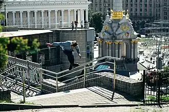 Artem Jvorostenko patinando en la Plaza de la Independencia