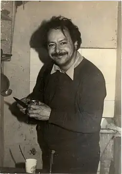 Ary Cabrera en una cocina preparándose un mate, mira de frente a la cámara