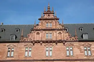 Detalle del hastial central sobre la entrada