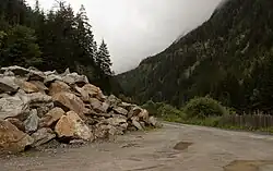 Rocas en el Waldwegbrücke cerca Aschbach