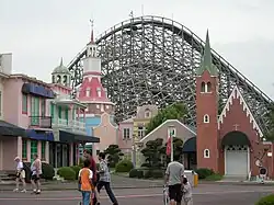 Nara Dreamland en 2005. La montaña rusa Tē Aska se aprecia en el fondo.