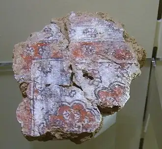 Fragmento de decoración mural de Kar-Tukulti-Ninurta[36]​ (ciudad fundada por el rey asirio Tukulti-Ninurta como puerto en el Tigris, tres kilómetros al norte de Assur, siglo XIII a. C.)