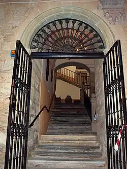 Escalera desde el claustro
