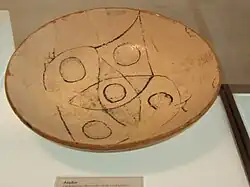 Ataifor en verde y morado del siglo X. Museo de Medina Azahara.