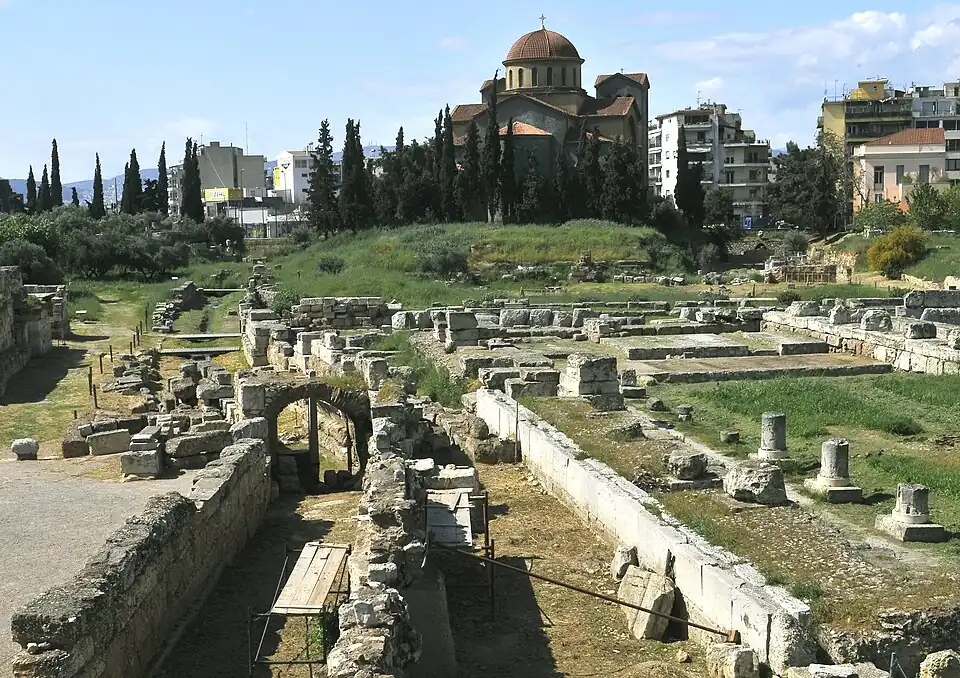 Restos del entubamiento intramuros del Erídano en el barrio Cerámico (en el centro primer plano). Drenaje de piedra de sección cuadrada cubierto con arco de ladrillos. Al fondo cauce descubierto fuera de la muralla en el cementerio del Cerámico (abril de 2013).