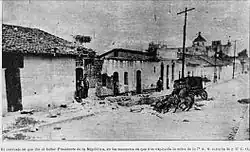 Así quedó el carruaje del licenciado Estrada Cabrera tras la detonación. La iglesia que se observa al fondo es la de San Francisco.[10]​