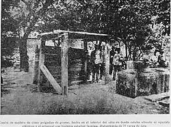 Caseta de madera construida para albergar el detonador eléctrico y la persona que la activaría. Estaba a una distancia de aproximadamente 65 metros de donde ocurrió la detonación.[13]​