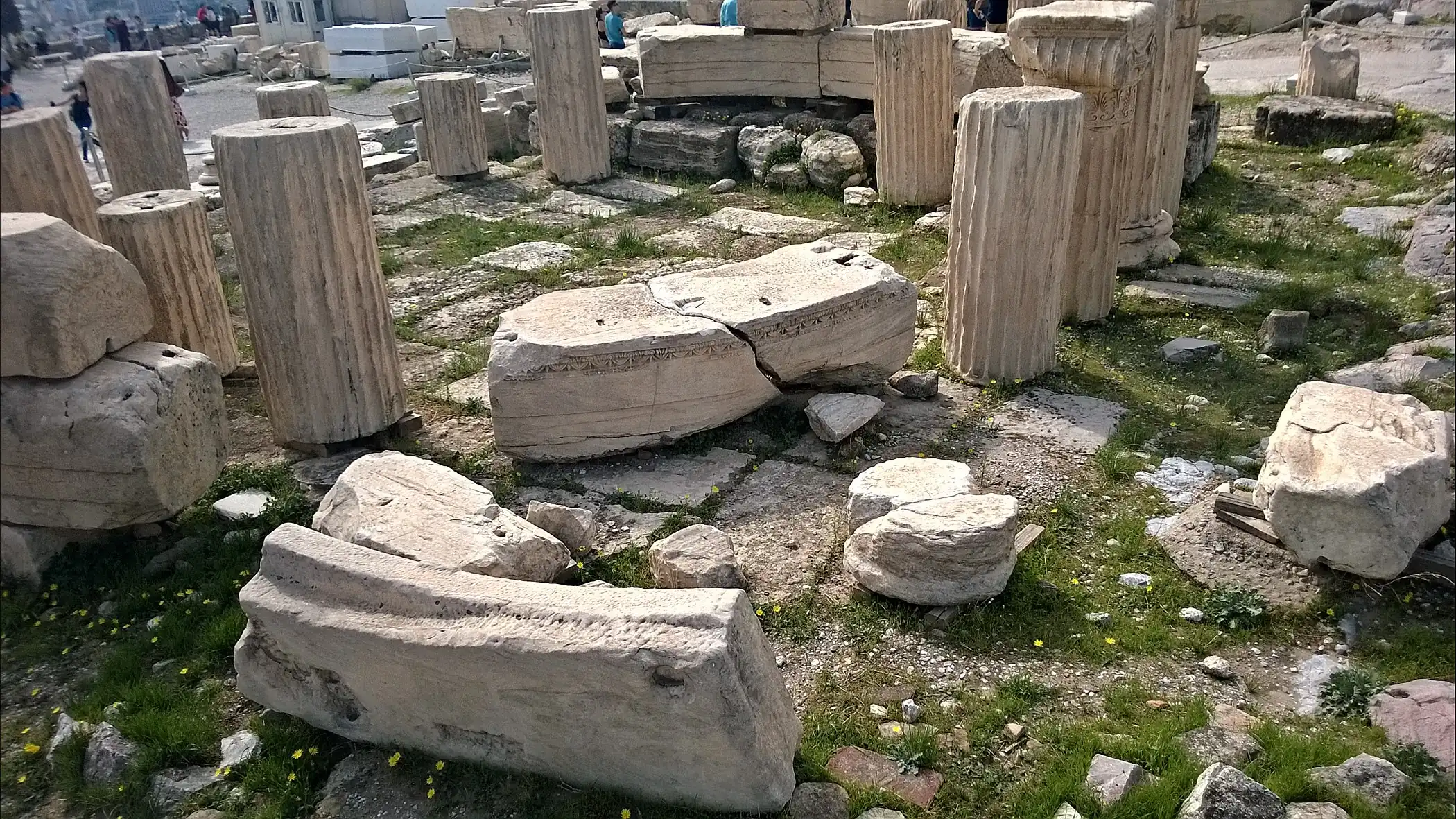 Corte en un bloque de piedra, para colocar grapas metálicas con «forma de T» (derecha), utilizadas como elemento de unión.