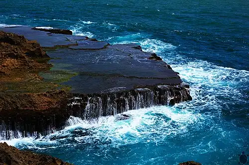 El océano Atlántico y rocas costeras en Isabela (Puerto Rico).