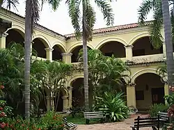 Atrio del Palacio de San Carlos de Borromeo, sede de la Alcaldía.