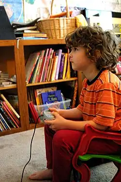 Niño jugando videojuegos