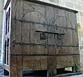 "Armoire d'Aubazine" con cerraduras y bisagras de hierro forjado, el "armoire litúrgico" (Conditiora) más antiguo de Francia (probablemente de principios del siglo XIII.