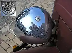 Los faros de los automóviles envían haces de luz paralelos, si la bombilla se sitúa en el foco de una superficie parabólica.