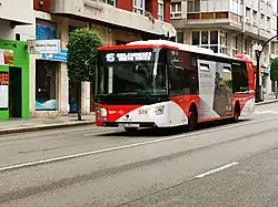 Autobús SCANIA recorriendo la línea 15 destino Nuevo Roces a la altura del barrio de La Arena.