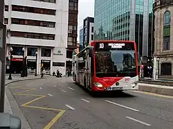 Autobús recorriendo la línea 10 en la plaza del Carmen.