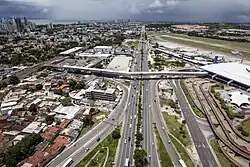 Vista aérea de la zona del aeropuerto de Recife, donde se distingue la pasarela blanca que conecta directamente la terminal con el Metro.