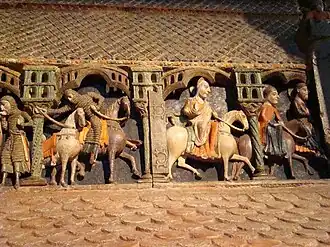 En la primera escena un soldado le tiende a otro las riendas del caballo. En la segunda escena los tres hermanos huyen a caballo.