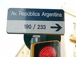 Placa de vial: avenida de la República Argentina.