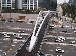 Puente para peatones sobre la autovía.