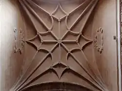 Bóveda barroca capilla de los condes de Montesclaros. Se encuentra en la iglesia parroquial de Torres de la Alameda. La bóveda tiene una nervadura ondulada que indica la transición de las formas más rígidas del renacimiento a un barroco castellano sobrio.
