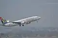 Boeing 737 de South African Airways despegando del Aeropuerto Internacional de Johannesburgo-Oliver Reginald Tambo