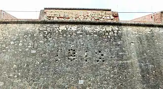 Lienzo con troneras y fecha 1812 grabada con los disparos efectuados con balas de cañón por las tropas de Wellington para conmemorar el asalto a los dos baluartes