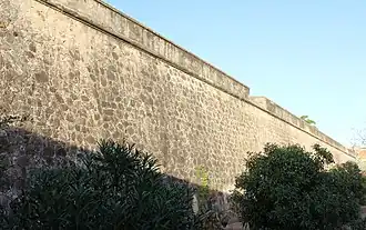 Potente lienzo sur con garita al fondo