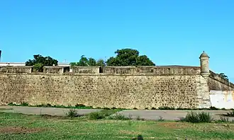 Merlones y cañoneras del baluarte de Santa María en Badajoz del siglo XVIII.