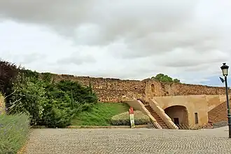 Zona interior del baluarte rehabilitada con puerta y portillo superior
