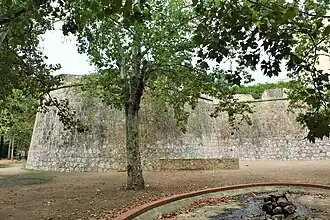 Orejón que protege la entrada a la poterna, garita y troneras