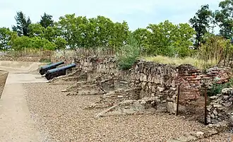 Troneras y cañones en posición sobre la puerta de Trinidad