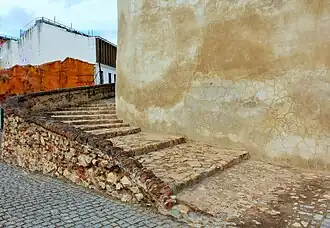 Rampa de acceso al adarve desde la puerta de salida
