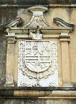 Escudo de Carlos II sobre la fachada exterior