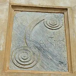 Placa con la leyenda «AÑO» (de su construcción)