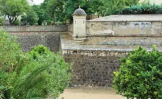 Tres lienzos de «zeta» con garita intermedia