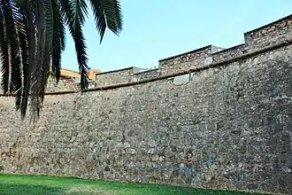 Continuación del lienzo cóncavo con troneras superiores