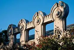 Detalle del trencadís de un pabellón de exposiciones en la Rural del Prado, obra de Cayetano Buigas, Juan María Aubriot y F. Gómez Ferrer, 1913.