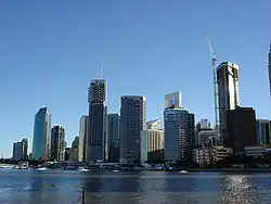 Riparian Plaza y edificios del distrito financiero desde el Río Brisbane