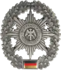 Am Barettabzeichen der Feldjägertruppe