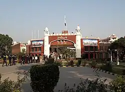 Bab-e-Azadi (Puerta de la Independencia) en el lado paquistaní de la frontera de Wagah
